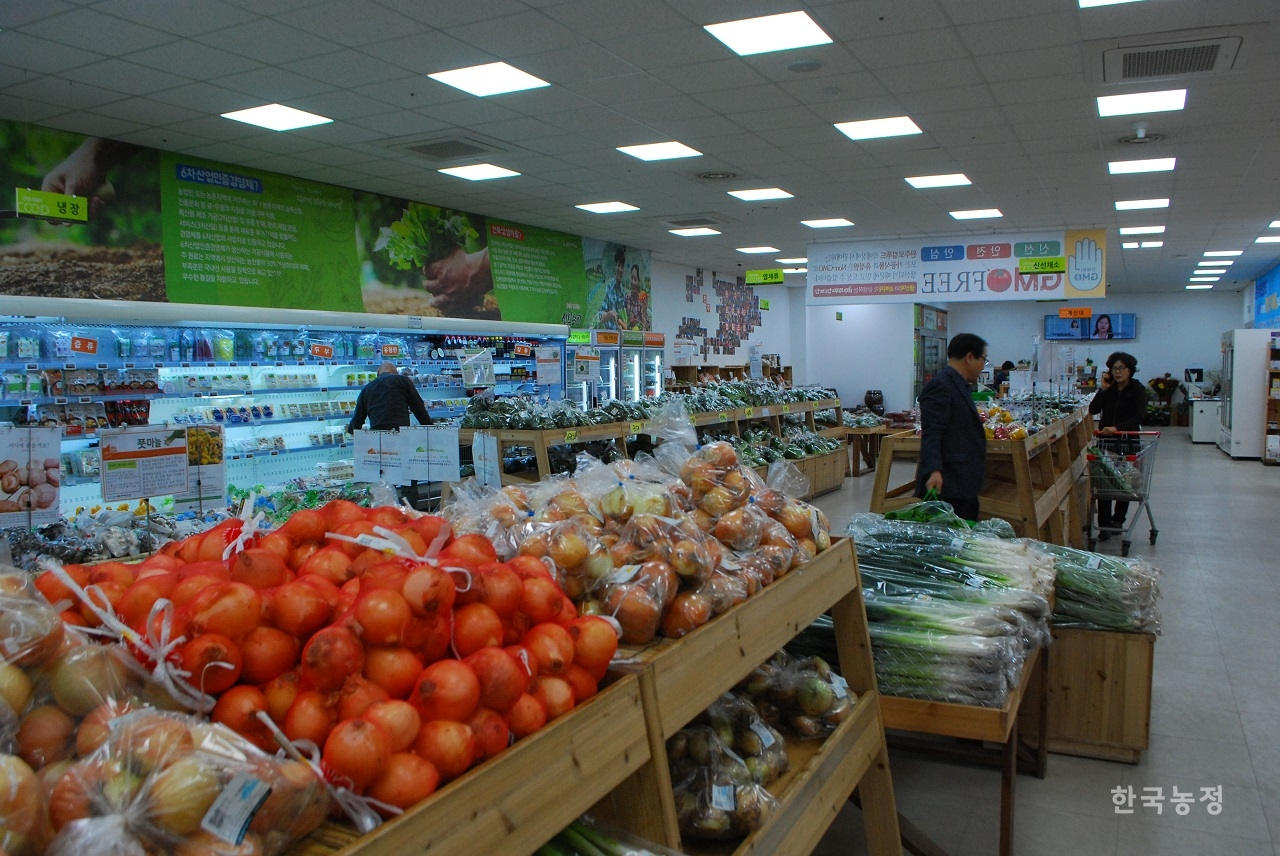 완주로컬푸드직매장 전북혁신점에서 소비자들이 농산물을 구입하고 있다.