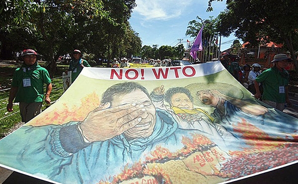 전국여성농민회총연합은 WTO 각료회의 저지 홍콩, 발리투쟁을 거치면서 국제연대투쟁의 당당한 주체로 나섰다. 사진은 2013년 인도네시아 발리에서 열린 WTO 9차 각료회의 저지를 위해 원정투쟁에 나선 한국 농민투쟁단의 모습.