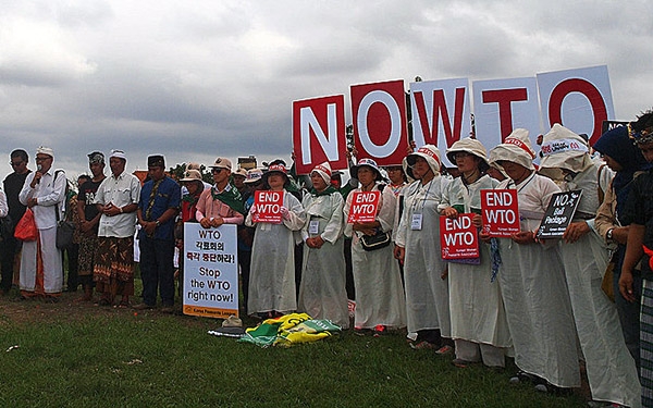 전국여성농민회총연합은 WTO 각료회의 저지 홍콩, 발리투쟁을 거치면서 국제연대투쟁의 당당한 주체로 나섰다. 사진은 2013년 인도네시아 발리에서 열린 WTO 9차 각료회의 저지를 위해 원정투쟁에 나선 한국 농민투쟁단의 모습.