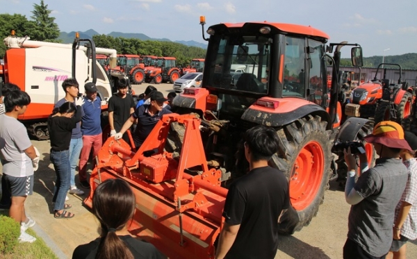 지난 2일 경남 창녕에 위치한 대동공업 훈련원에서 트랙터 작업기 연결에 대한 교육을 진행하고 있다. 대동공업 제공