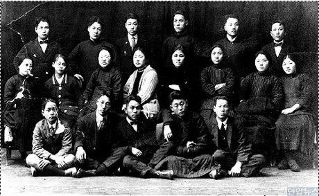 레닌학교 시절의 김단야와 박헌영(앞줄 왼쪽 두 번째, 세 번째), 뒷줄 오른쪽 끝이 베트남 독립영웅 호치민.