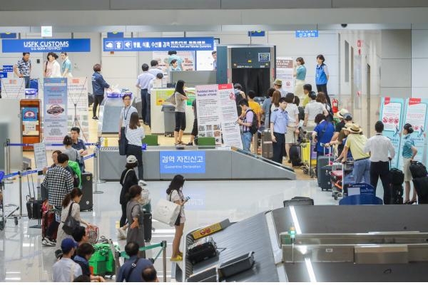 인천국제공항에서 입국하는 여행객들이 수하물 검사를 받으려 대기하고 있다. 농림축산검역본부 제공