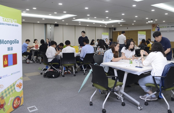지난달 26일 서울 aT센터에서 진행한 ‘Taste-K’ 품평회에서 참가자들이 수출유망 농식품을 평가하고 있다. aT 제공