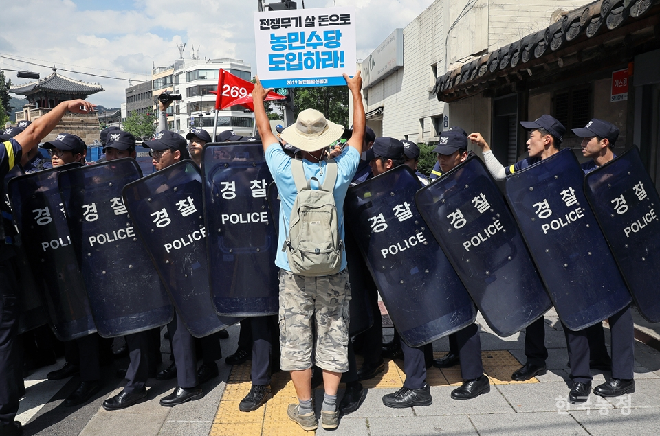 지난 14일 농민통일선봉대가 일본 아베 정부의 경제 침략 및 역사 왜곡에 항의하기 위해 일본대사관 쪽으로 행진하자 경찰들이 이를 막아서고 있다.