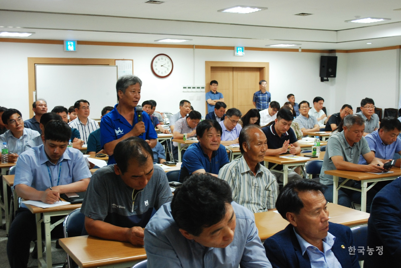 이날 워크샵엔 전남지역 양파농가 100여명이 참석했다. 김병덕 전국양파생산자협회 사무총장이 농식품부에 이의를 제기하고 있다.