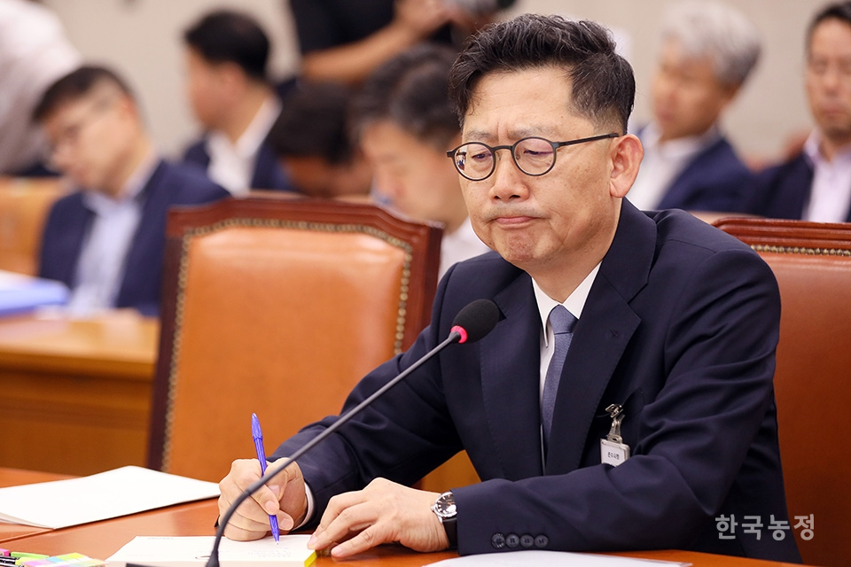 이어 열린 김현수 장관 후보자에 대한 인사청문회에서 김 후보자가 농업정책 실패에 관한 의원들의 질의를 굳은 표정으로 듣고 있다.