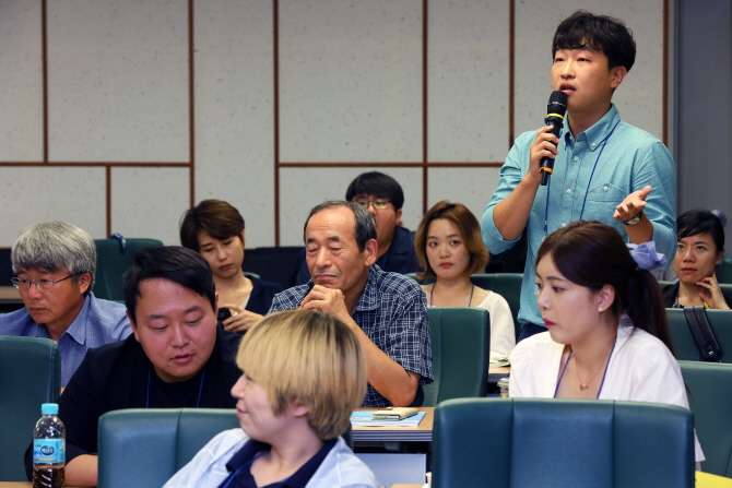 충남 논산에서 농사짓는 박희권씨가 후계농 자금 지원 문제에 대해 질의하고 있다. 사진 한승호 기자