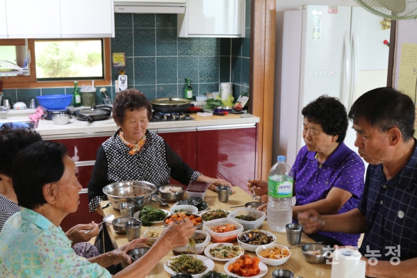 평일 점심에 함께 모여 식사하는 주민들. 박순자 할머니(가운데)는 요리는 물론이고, 자신의 텃밭에서 나오는 채소로 식재료를 책임집니다.