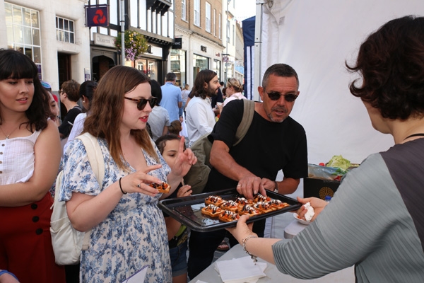 지난 14일 킹스턴 코리안페스티벌에서 외국인들이 김치 부르스케타(빵조각 위에 식재료와 소스를 얹어 먹는 간식요리)를 시식하고 있다. 세계김치연구소 제공