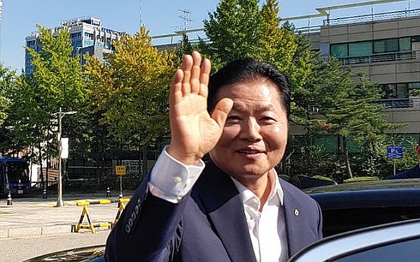 지난 24일 위탁선거법 위반 혐의 항소심 재판에서 벌금 90만원을 선고받으며 당선무효형을 면한 김병원 농협중앙회장이 소감을 묻는 질문에 미소로 대신하며 서울중앙지방법원을 떠나고 있다.