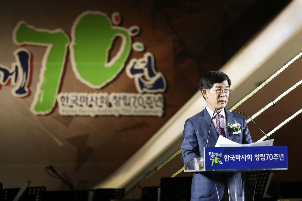 한국마사회는 지난달 26일 경기도 과천시 본사에서 창립 70주년 기념행사를 열고 국민신뢰경영을 선포했다. 한국마사회 제공