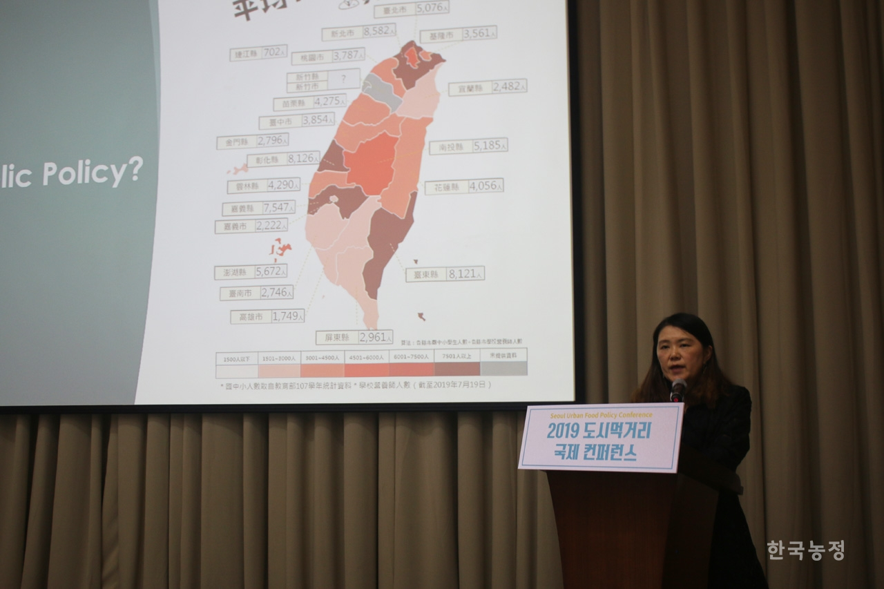황가린 대만 다헝음식교육협회 사무총장이 대만 지역별 영양사 인력 부족 실태를 도표를 통해 설명하고 있다.