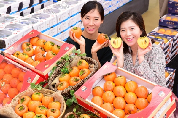 농협유통은 지난 5일 농협 하나로마트 양재점에서 첫 출하된 대봉시 판매에 나섰다.