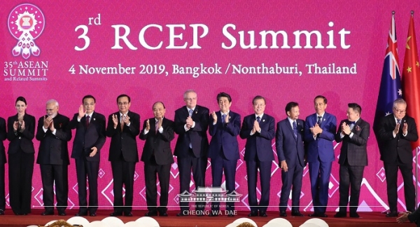 4일 청와대는 태국 방콕에서 아세안 10개국과 한국, 중국, 일본, 인도, 호주, 뉴질랜드 등 16개국이 참여하는 RCEP 정상회의에서 인도를 제외한 15개국이 20개 챕터의 모든 협정문을 타결했다고 밝혔다.  청와대 제공