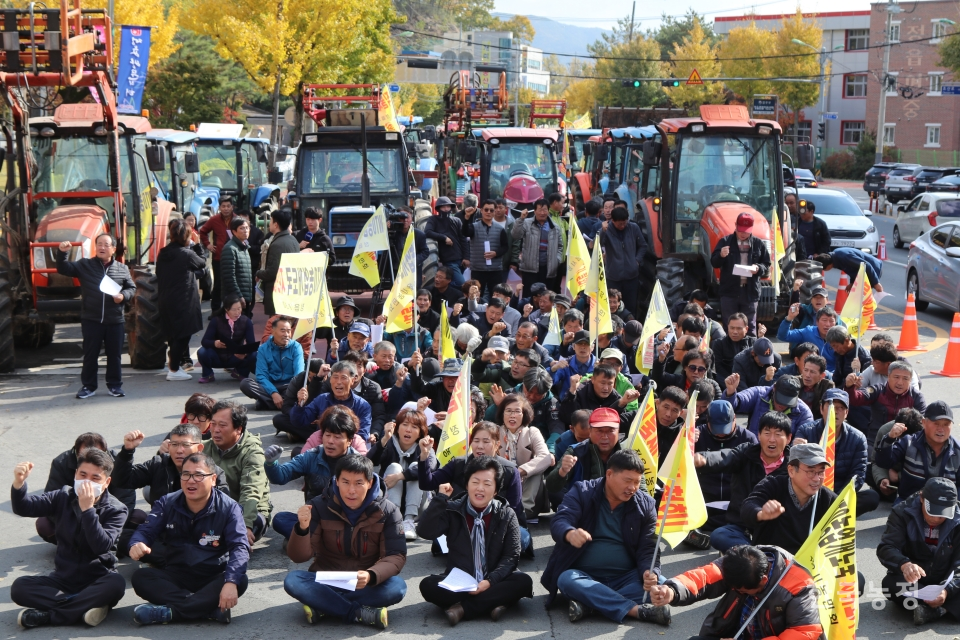 지난 11일 ‘농업인의날’에 전북 정읍시청 앞에서 트랙터 44대를 대동한 농기계반납 정읍농민대회가 열리고 있다.