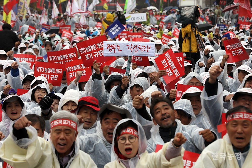 13일 오후 서울 여의도 국회의사당 앞에서 한국농축산연합회 주최로 열린 ‘WTO 농업부문 개도국 포기 규탄! 전국농민총궐기대회’에 참석한 농민들이 정부의 개도국 지위 포기를 규탄하는 구호를 외치고 있다.