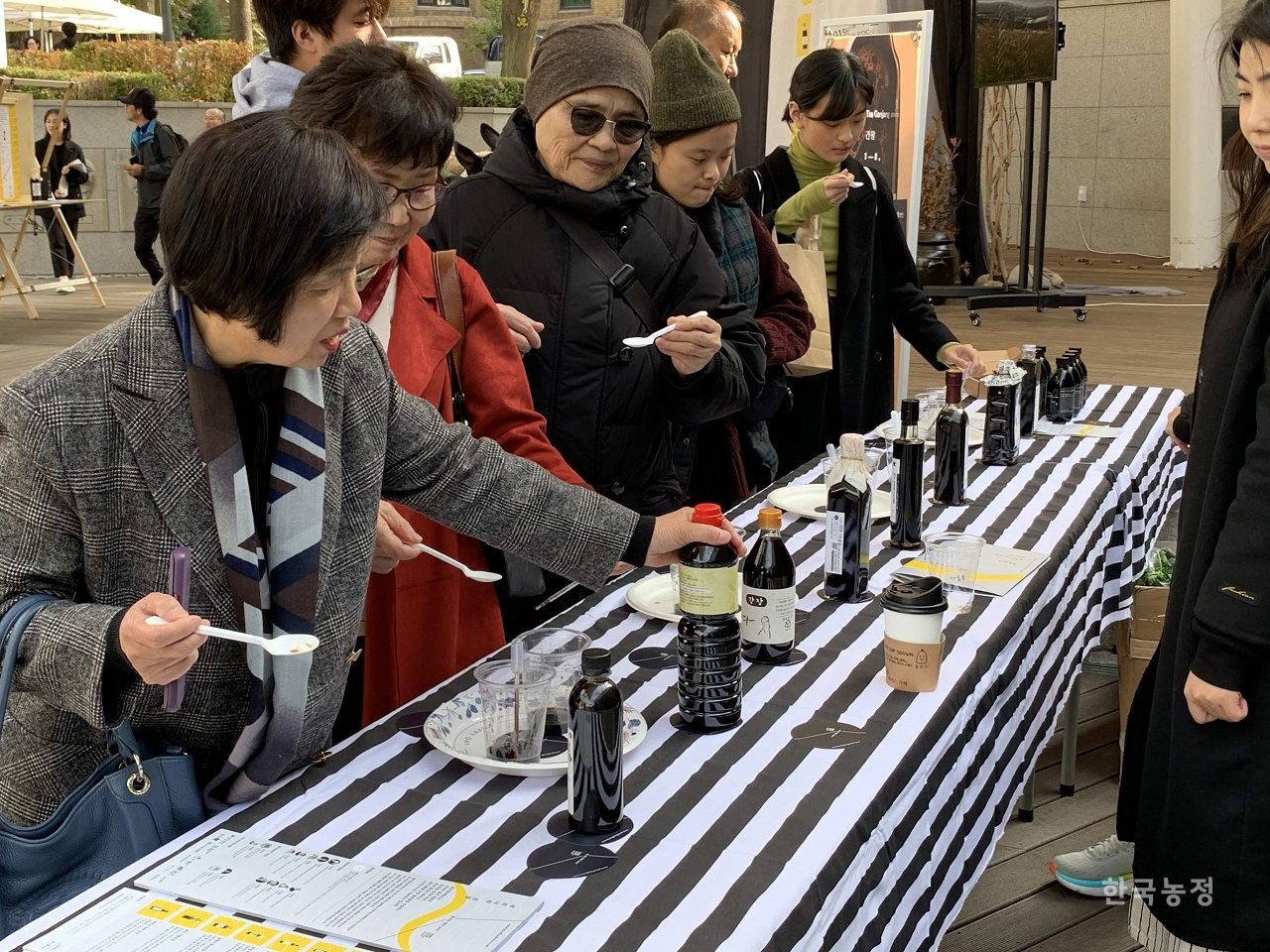 지난 10일 서울 종로구 마로니에공원에서 열린 ‘2019 참간장어워즈' 행사에서 평가위원들이 간장 시식을 하고 있다. 슬로푸드문화원 제공