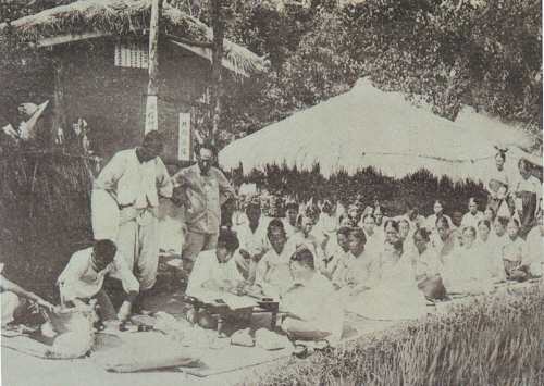 1940년 절미운동에 동원된 농민들.
