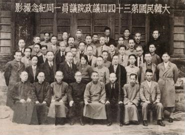 중경 임정의 의정원 의원들. 앞줄 오른쪽 끝에 김원봉의 모습.