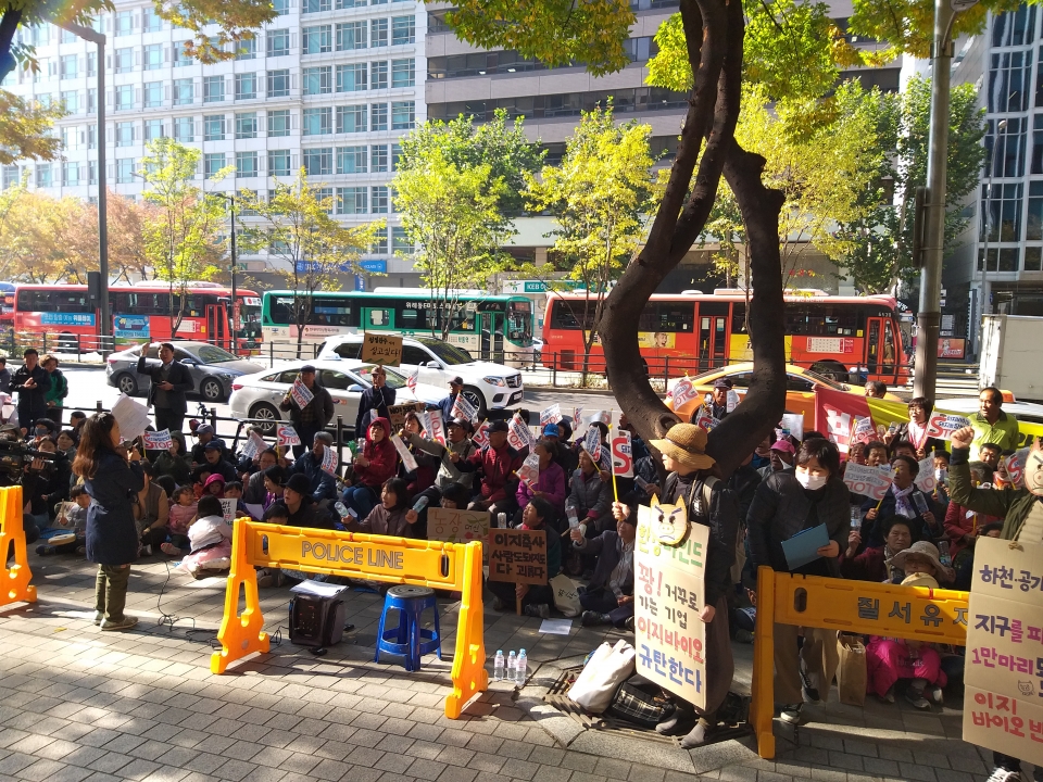 이지바이오 돼지농장 재가동을 반대하는 완주지역 주민들은 지난달 7일 서울시 강남구 이지바이오 본사 앞에서 농장 재가동 철회를 촉구하는 집회를 열었다. 이지반사 제공
