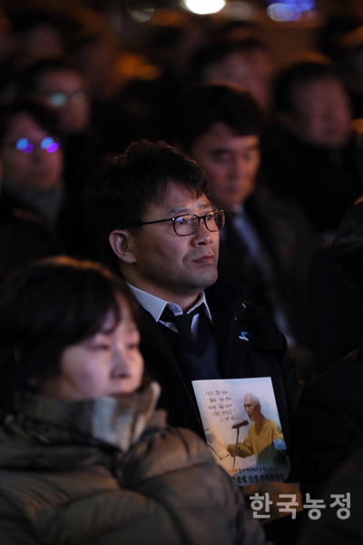 10일 조선대병원 장례식장에서 열린 추모의 밤 행사에서 한 시민이 추모영상을 보고 있다.