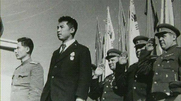 해방 후 평양에 등장한 김일성.
