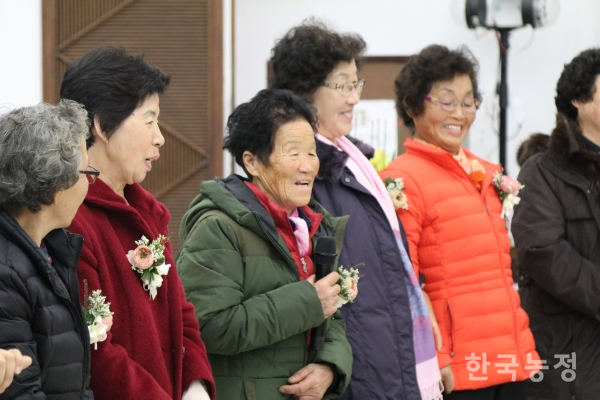 지난 11일 경북 상주 마리앙스 예식홀에서 열린 언니네텃밭 상주봉강공동체 10주년 기념식에서 안봉순(83) 생산자가 동료 여성농민들과 함께 소감을 말하고 있다.