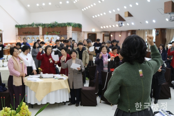 지난 11일 경북 상주 마리앙스에서 열린 언니네텃밭 상주봉강공동체 10주년 기념행사에서 제정이 공동체 대표가 인사하고 있다.