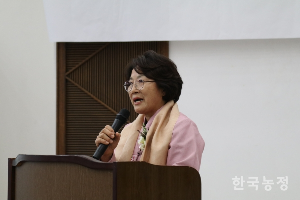지난 11일 경북 상주 마리앙스에서 열린 언니네텃밭 상주봉강공동체 10주년 기념행사에서 제정이 공동체 대표가 인사하고 있다.