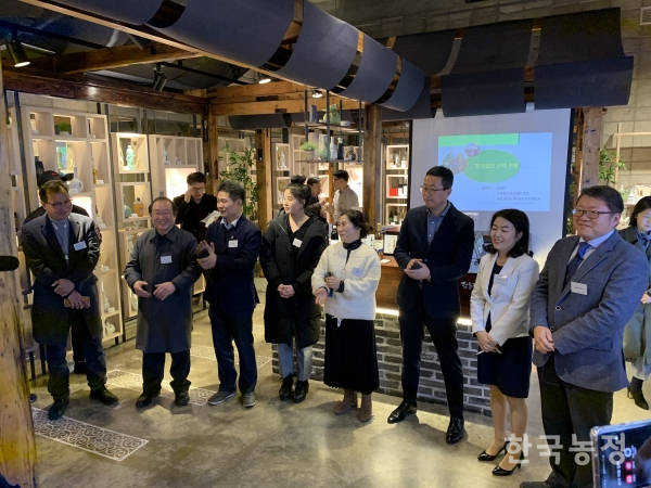 지난 17일 전통주갤러리에서 열린 ‘한국와인주담회’에서 정제민 한국와인산업협회장(오른쪽)이 와인생산자들을 소개하고 있다.