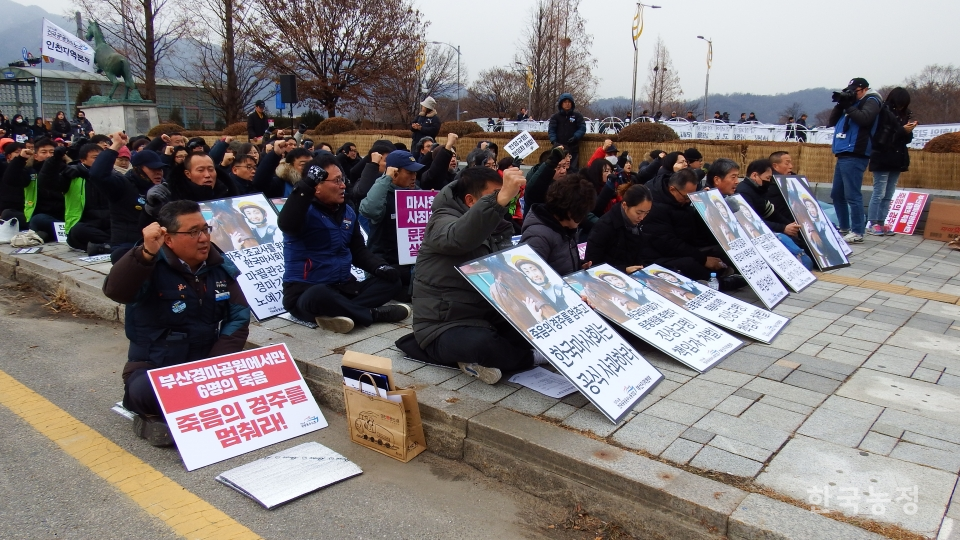 민주노총 전국공공운수노동조합은 21일 경기도 과천시 렛츠런파크 서울 앞에서 문중원 열사 투쟁승리 결의대회를 열었다.