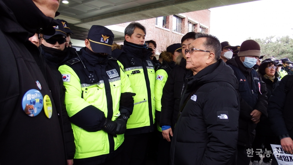 김낙순 마사회장과 면담하려한 고 문중원 열사 아버지 등 유족들도 마사회 본관 앞에서 경찰에 가로막혔다.