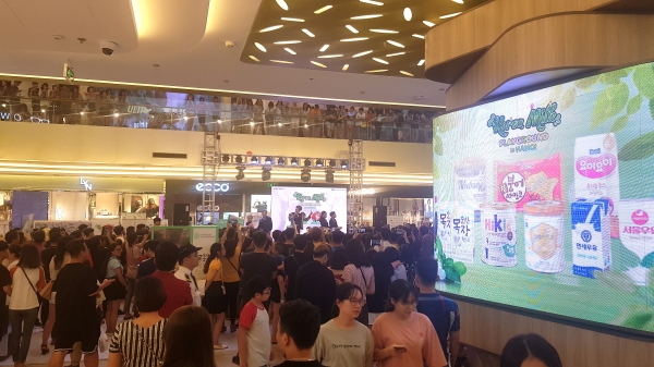 지난해 8월 베트남 하노이에서 ‘한국우유 홍보전’이 열렸다. 행사에 참석한 베트남 현지 소비자들은 ‘한국산 유제품’에 많은 관심을 보였다. 우유자조금관리위원회 제공