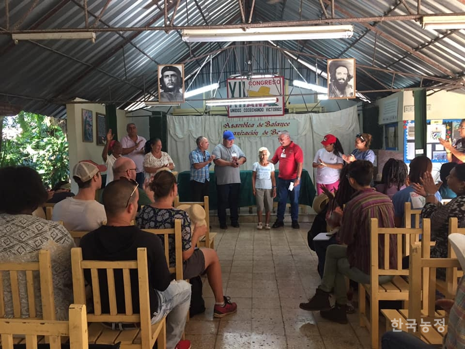 지난해 11월 아바나 인근 농장을 방문한 각국 방문단이 쿠바 농민들로부터 농생태학 실천운동에 대한 설명을 듣고 있다. 김정열 비아캄페시나 동남동아시아 국제조정위원 제공