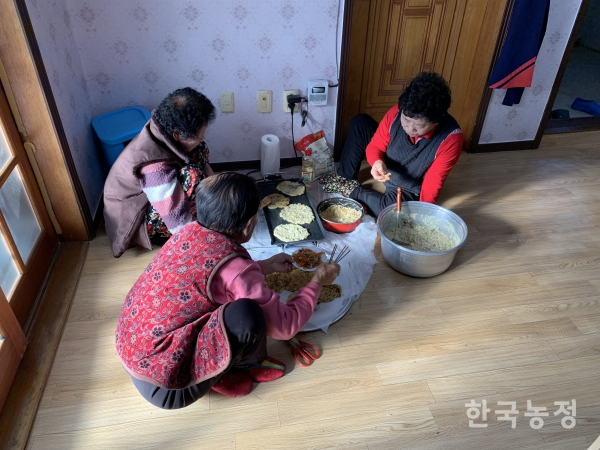 지난해 12월 28일 대동계의 날, 점심식사를 위해 마을회관에서 전을 부치는 할머니들. 마을에 큰 행사가 있을 때 음식 준비는 보통 여성들의 몫입니다.