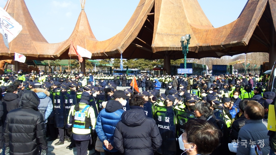 지난 8일 경찰이 서울경마공원 정문을 봉쇄한 뒤 출입을 막고 있다.