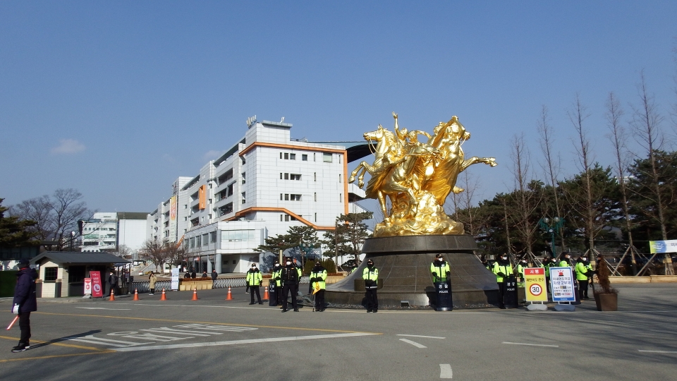 지난 8일 경찰이 서울경마공원 내 주요시설을 경비하고 있다.
