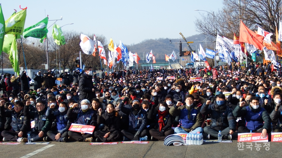민주노총은 지난 8일 경기 과천시 서울경마공원 앞에서 전국노동자대회를 열고 문중원 기수의 죽음에 대한 진상규명과 책임자 처벌을 요구했다.