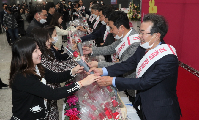 지난 13일 농협이 화훼류 소비촉진 행사를 개최한 가운데 이성희 농협중앙회장과 우진하 금융노조 NH농협지부 위원장(오른쪽 첫 번째부터)이 출근하는 직원들에게 꽃을 나눠주고 있다. 농협중앙회 제공