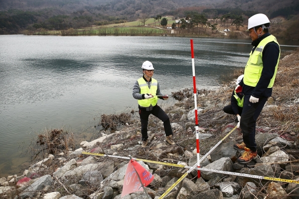 한국농어촌공사가 지난달 24일부터 농업기반시설 923개소를 대상으로 정밀안전진단 및 점검을 실시 중이다. 사진은 저수지 제방사면에 있는 사석의 침하·이탈 여부를 확인하는 모습. 한국농어촌공사 제공