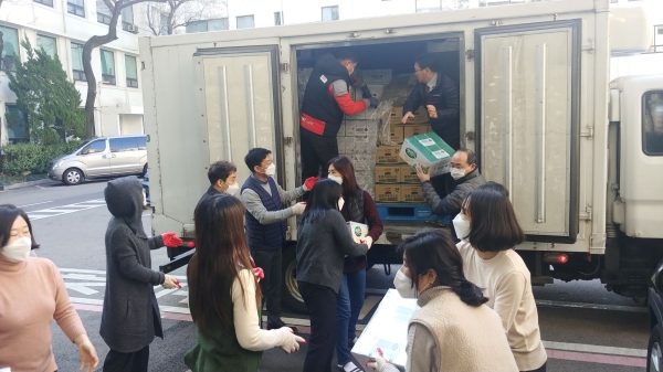 서울시 종로구청과 매일유업 직원들이 종로구의 취약계층 어르신들에게 전달할 제품을 나르고 있다.