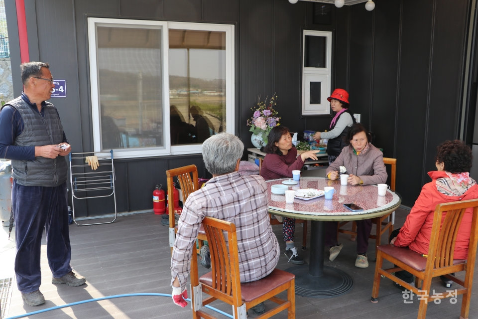 어느 날 오후, 일에 지친 농사꾼들이 이웃집에 잠시 둘러 앉아 대화의 시간을 가집니다. 장소 제공은 김관형씨(왼쪽), 최준식씨(빨간 모자) 부부.