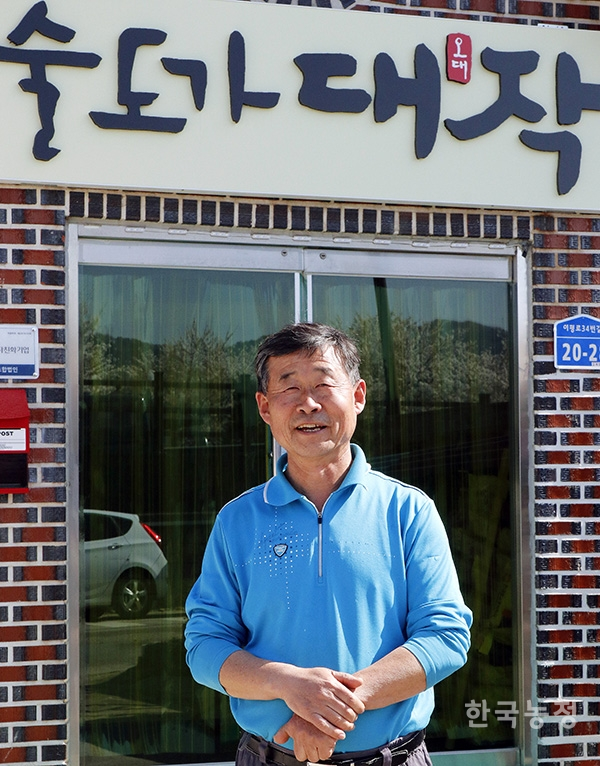 김용빈 철원군농민회장이 철원 오대쌀로 만든 막걸리 ‘대작’ 공장 앞에서 농민회가 막걸리를 만들어 팔게 된 계기를 이야기하고 있다.