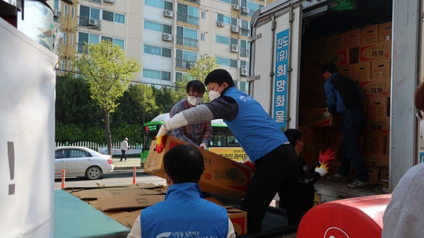 가락시장이 지난 14일 가격이 폭락한 대파 6.2톤을 구매해 지역사회에 기부했다. 서울시농수산식품공사 제공