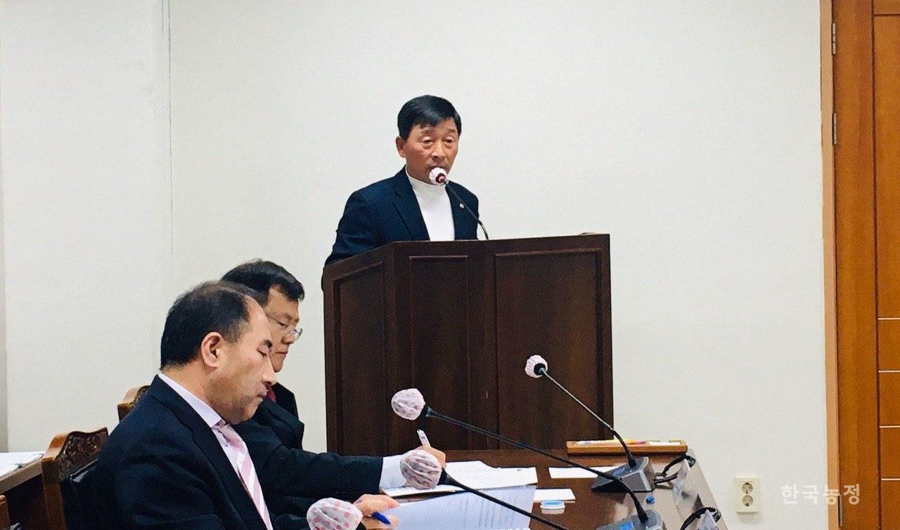 김도경 의장이 충북도의회 산업경제위원회에서 농민수당 조례 제안설명을 하고 있다.