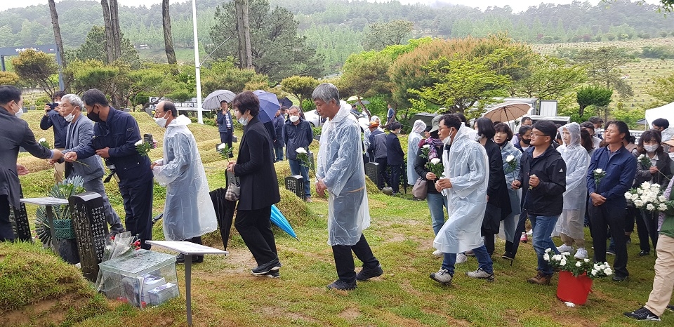 추모제에 참석한 이들이 정광훈 의장 묘소에 차례로 국화꽃을 올리고 있다.