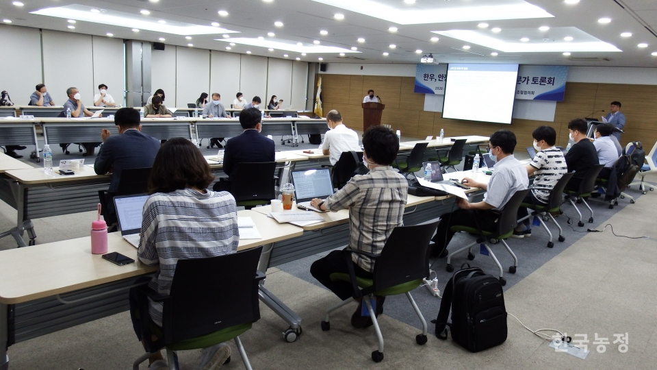 한국농촌경제연구원과 한우수급조절협의회는 지난 9일 서울시 aT센터에서 한우 안정적 수급관리를 위한 전문가 토론회를 열었다.