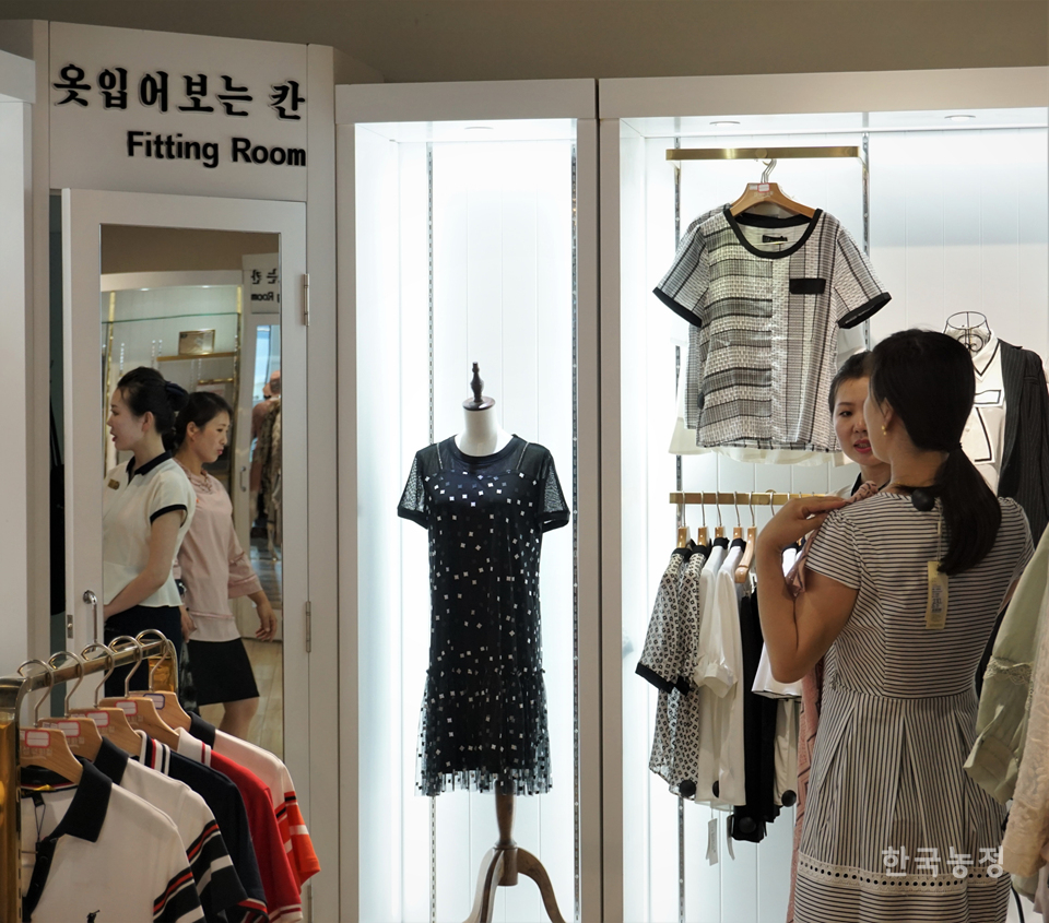 대성백화점 2층 여성의류 매장의 ‘옷입어보는 칸’이 다른 나라의 백화점 모습과 크게 다르지 않다.