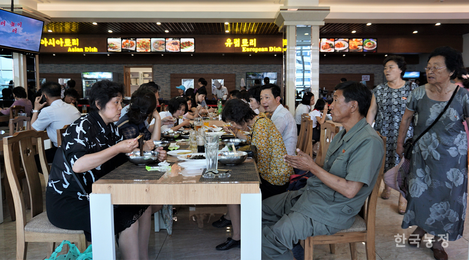 대성백화점 4층의 식당가에서 주민들이 즉석료리를 즐기고 있다. 조선료리, 아시아료리, 유럽료리 등 다양한 음식을 주문하면 즉석에서 조리를 해서 손님에게 제공한다.