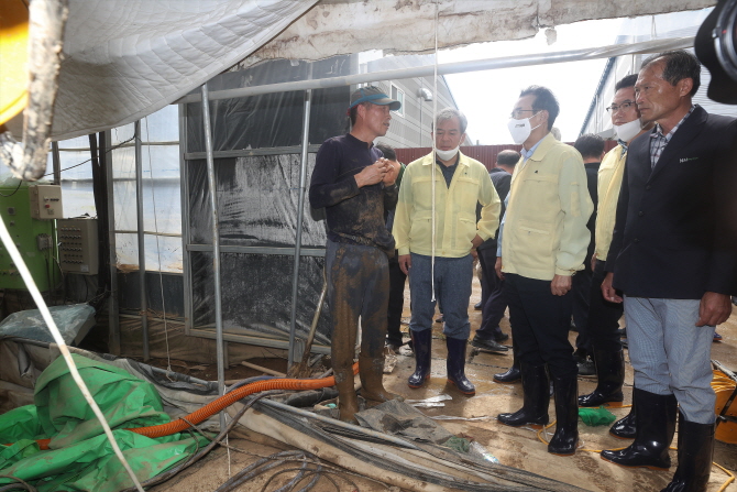 지난 10일 이성희 농협중앙회장(왼쪽 세 번째)이 집중호우로 침수 피해를 입은 전남 곡성군 시설 농가를 방문해 피해상황을 점검하고 있다. 농협중앙회 제공